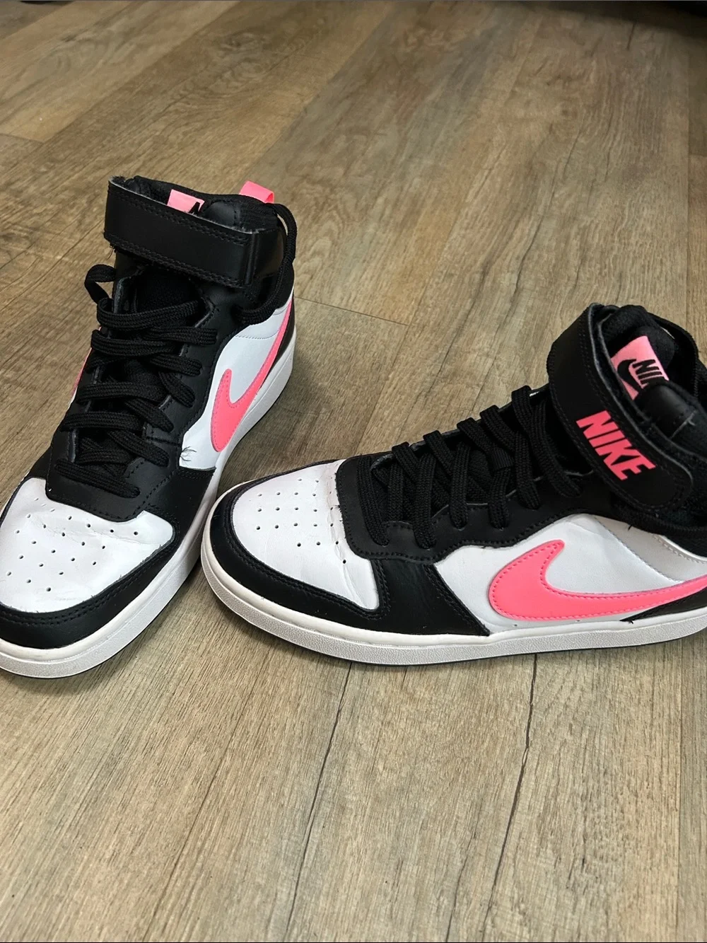 Nike 6y big kids  Mid-Top Sneaker in Black, White & Pink